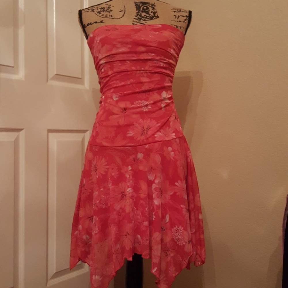 Tight-fitting strapless pink floral summer dress